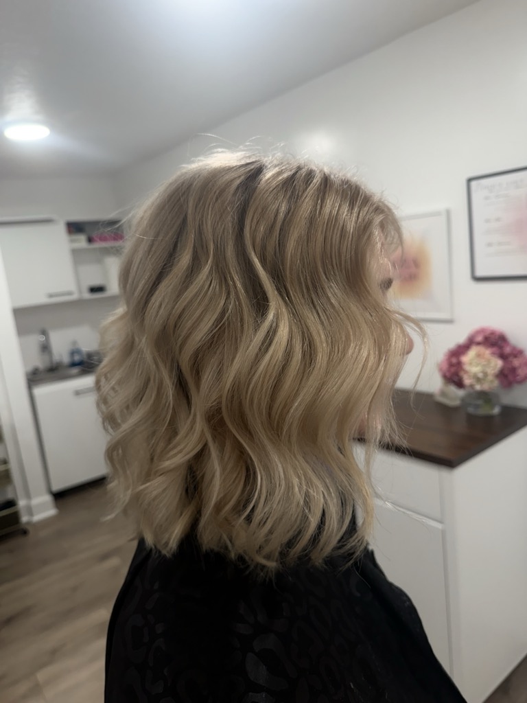 Blonde wavy bob — color and style